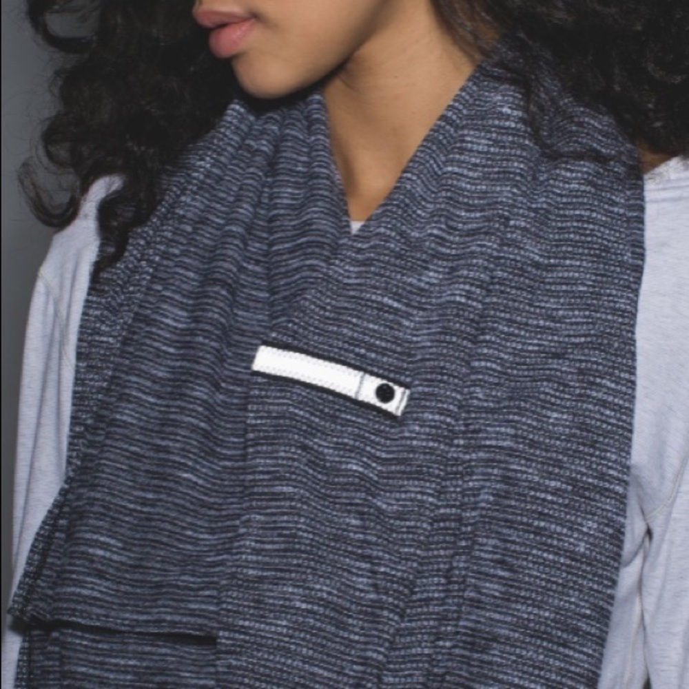 Lululemon Vinyasa Scarf
Coco Pique Black White - Picture 2 of 11
